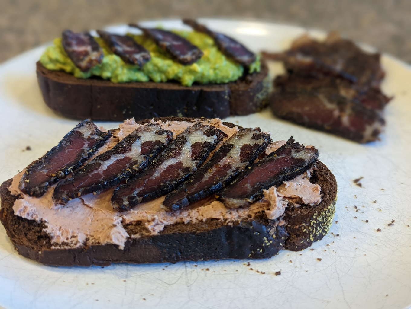 Biltong in meals: with avocado spread