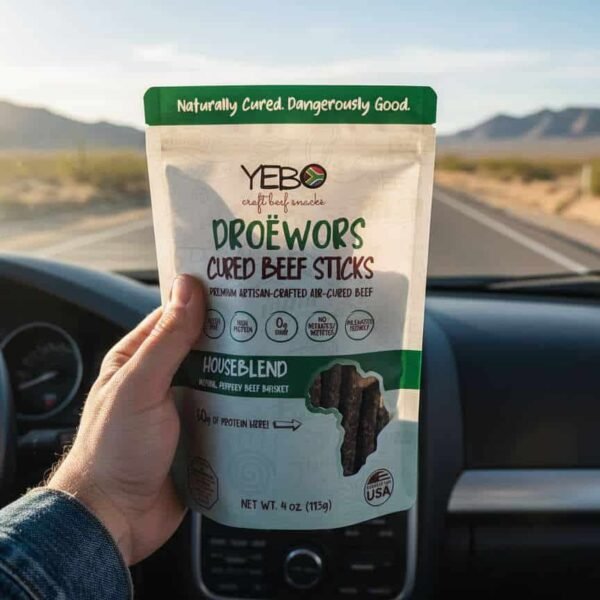 Smart Snacking-Hand holding droƫwors in car